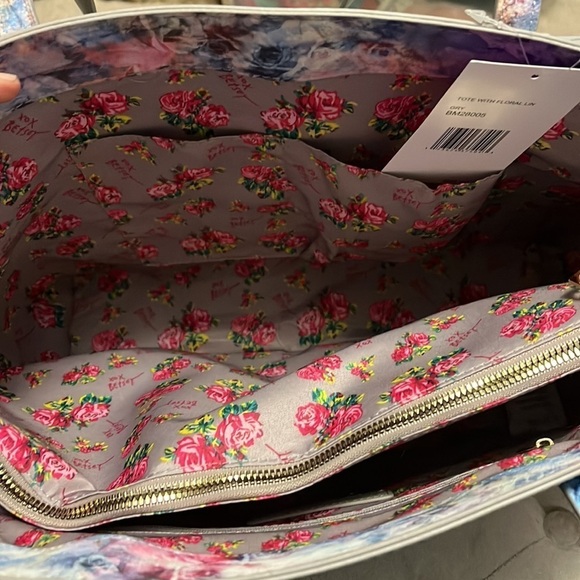 Betsey Johnson gray tote style bag with amazing lining and detachable pouch, new - Picture 5 of 15